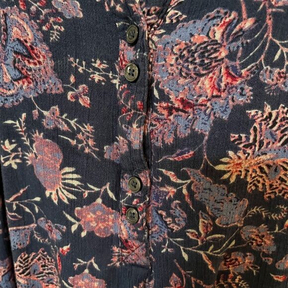 Purple floral pattern flowing top, blouse with roll tab sleeve - Picture 4 of 10